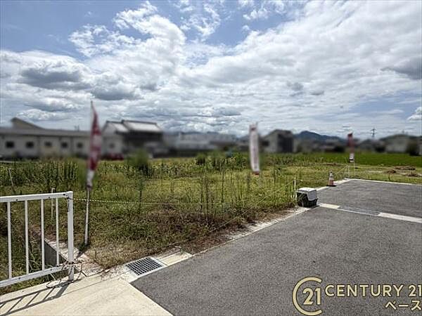 ■現地撮影写真■ 建築条件なしのため、ご希望のハウスメーカーで建築可能です！