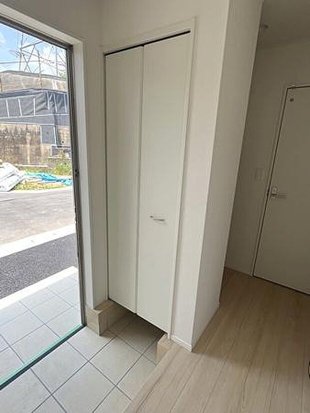 ■現地撮影写真■すっきりとした明るい玄関が家族やお客様を迎えてくれます!