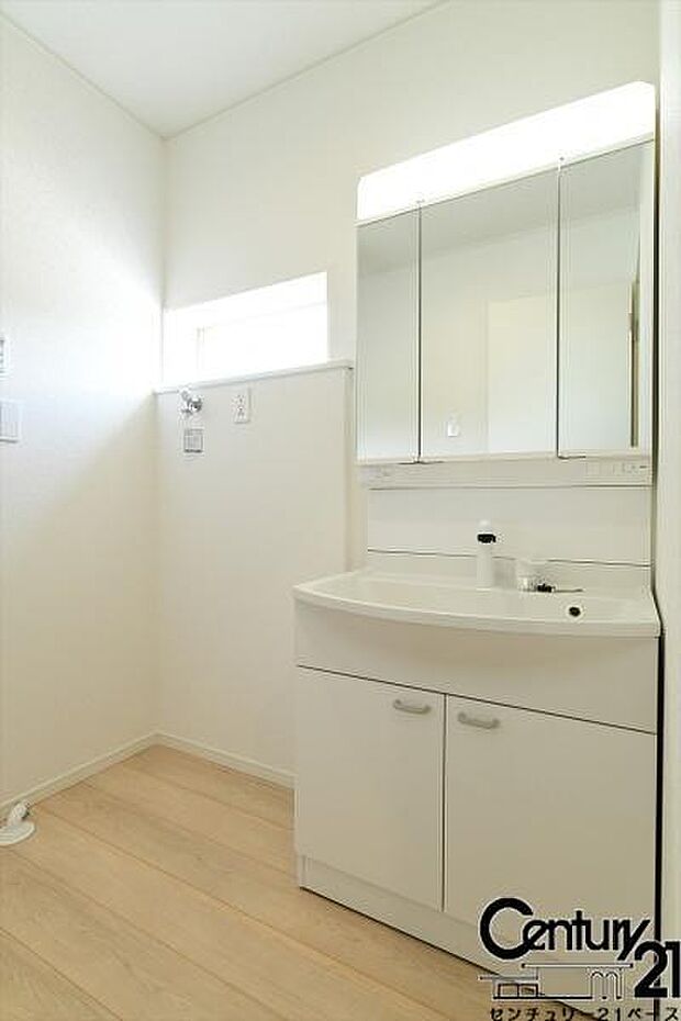 ■三面鏡タイプのミラーキャビネット！収納スペースも豊富です！■