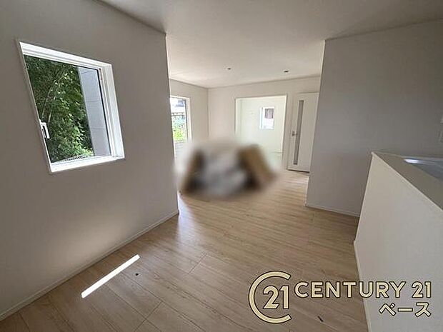 ■現地撮影写真■大きな窓から柔らかい光が射し込みます!