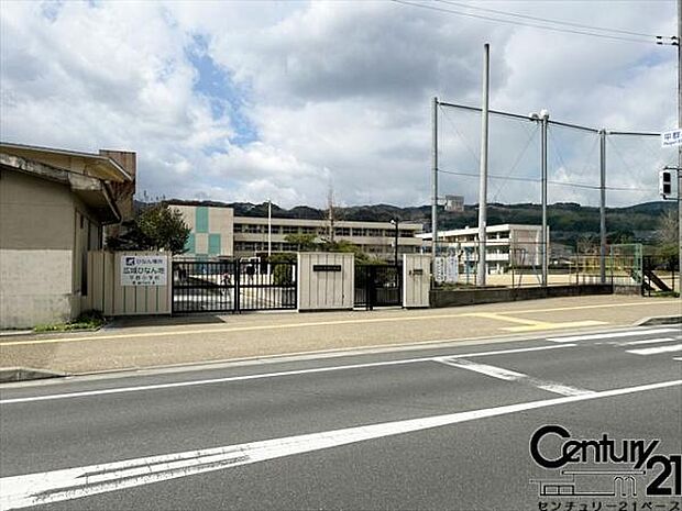 平群町立平群小学校まで1100m