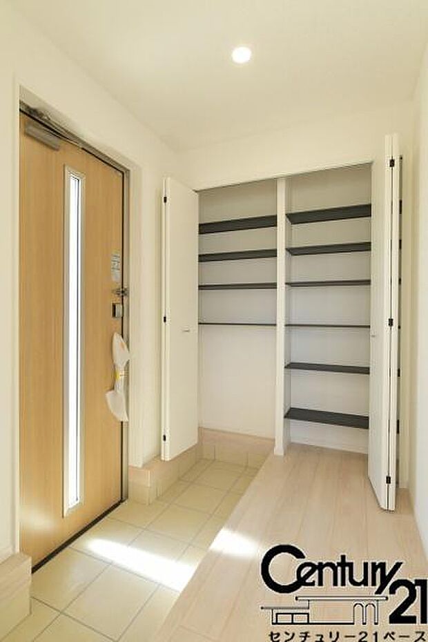 ■玄関には大容量収納スペースを完備！■