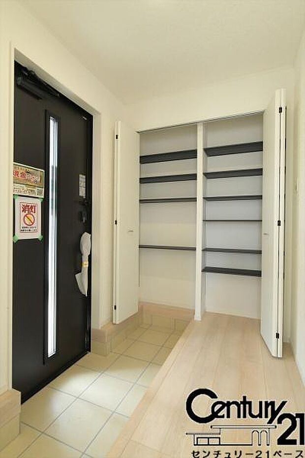 ■玄関には大容量収納スペースを完備!■