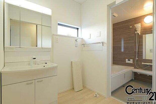 ■三面鏡タイプのミラーキャビネット!収納スペースも豊富です!■