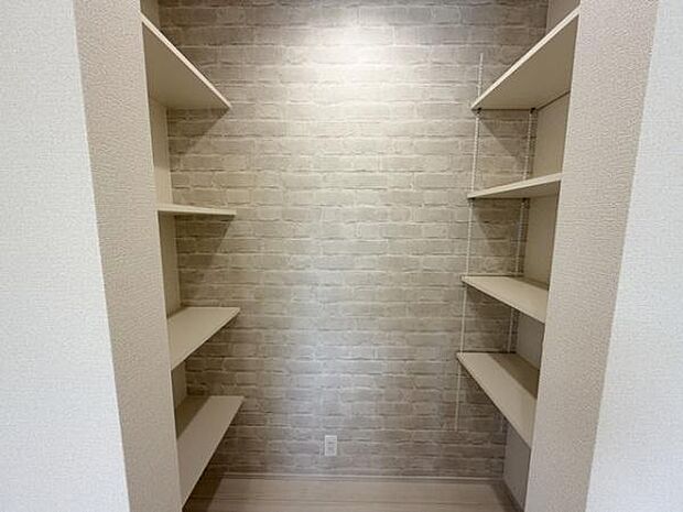 ■キッチン奥にはパントリー収納を完備！