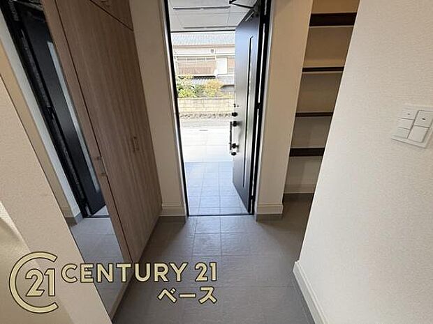 ■現地撮影写真■玄関には広々土間収納があります!履物の他にも傘立てやベビーカーも仕舞えます!