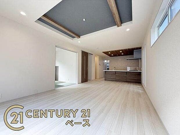 ■現地撮影写真■家族団欒も快適な19.75帖の広々としたリビング!家具配置後もスペースにゆとりがあります!