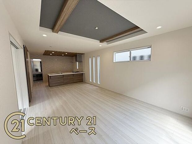 梁のあるリビングで天井が高く、部屋が広く感じられます!