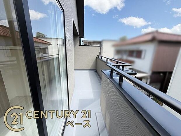 ■現地撮影写真■日当たりのよいバルコニー!洗濯物もよく乾きます!