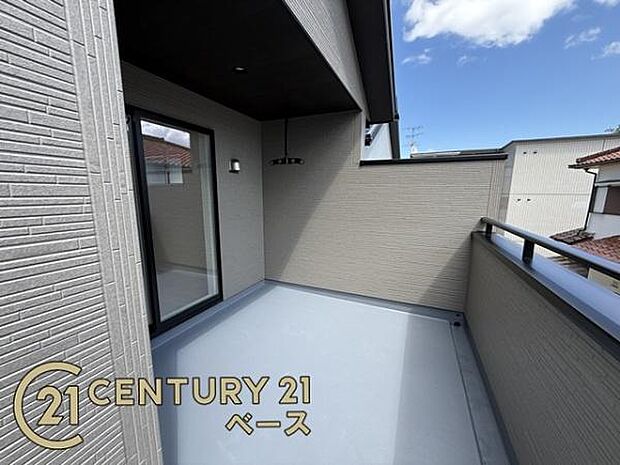 ■現地撮影写真■日当たりのよい広々としたバルコニー!洗濯物もよく乾きます!