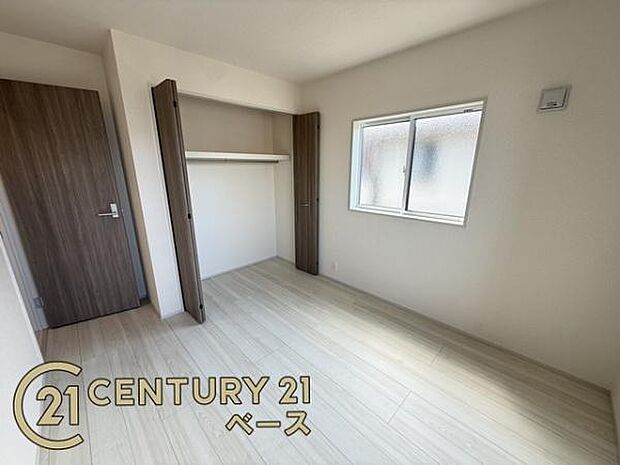 ■現地撮影写真■2階の洋室、収納も沢山あって便利ですね!