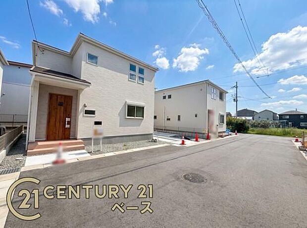 ■道路との高低差がなく道路幅も広いため、駐車もしやすいです。