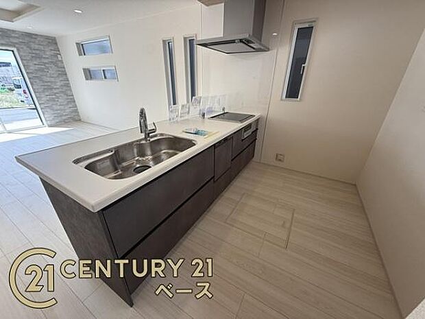 ■家族とのコミュニケーションがとりやすい人気の対面式カウンターキッチン!