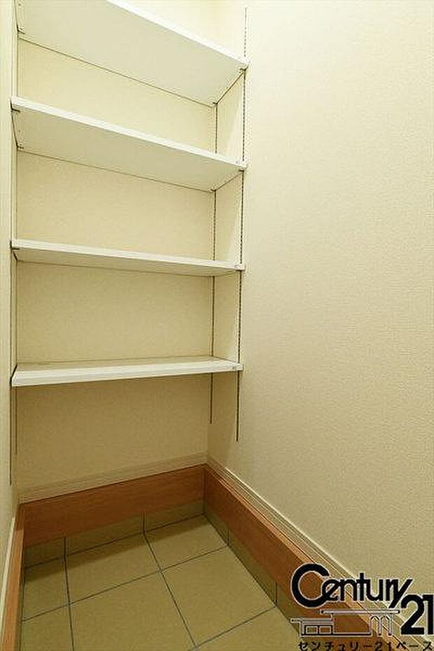 ■玄関には可動棚付き収納スペースを完備！■