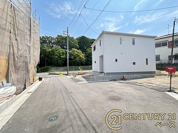 ■現地撮影写真■ 前面道路は5m以上と広くゆったりしています!