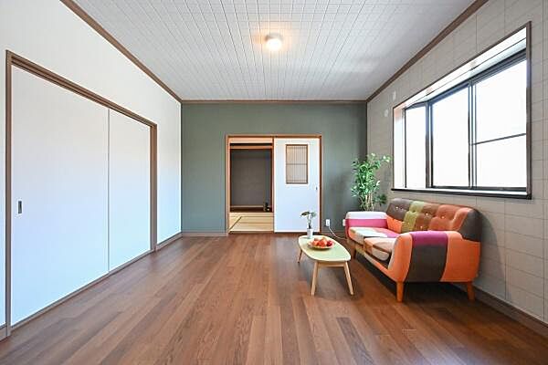 ■現地撮影写真■ご家族でくつろいでいただける広々したリビングです！