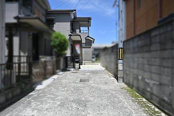 ■現地撮影写真■広々とした前面道路で駐車も楽々！