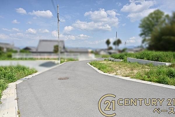■現地撮影写真■広々とした前面道路で駐車も楽々！