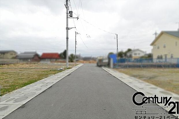 ■現地撮影写真■前面道路は広々6m!駐車も安心して行えますね!