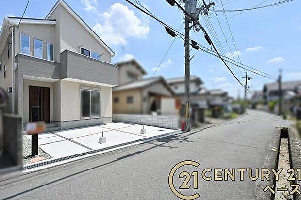 ■現地撮影写真■ 前面道路は5m以上と広くゆったりしています!