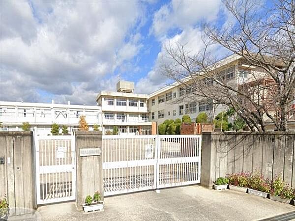 香芝市立志都美小学校まで700m