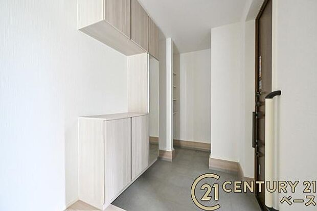 ■現地撮影写真■ＳＩＣ完備で玄関をスッキリ快適にお使いいただけます！
