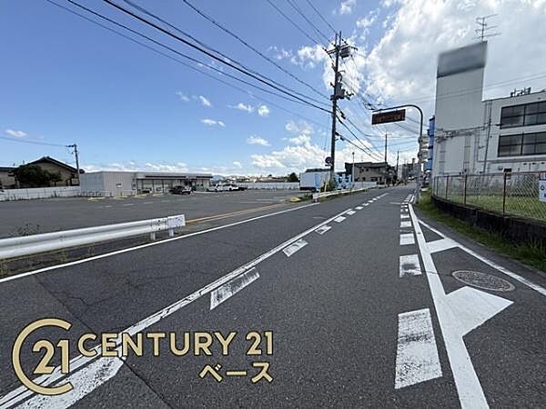 ■現地撮影写真■向かいにコンビニエンスストアがございます！