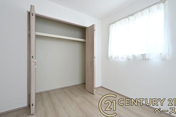 ■現地撮影写真■冬物のコートや季節ものなどをたくさんしまえる広さ!