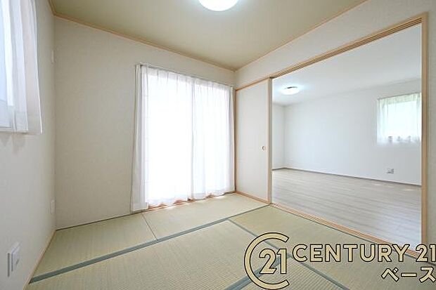 ■現地撮影写真■リビング隣接タイプの和室です!布団なども入る大容量の収納を完備!