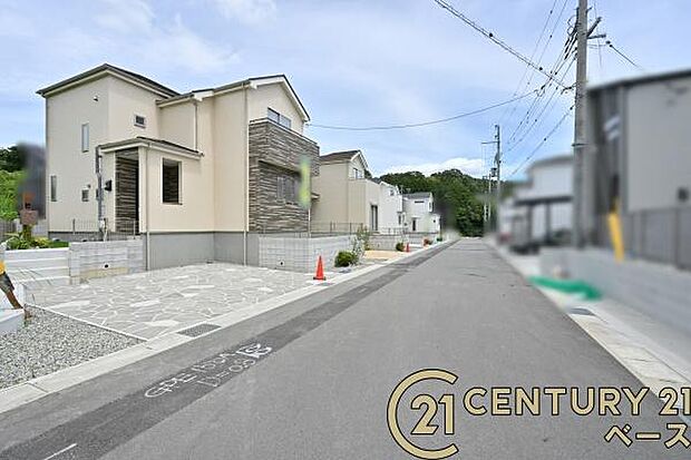 ■現地撮影写真■前面道路約6m以上でお車の出し入れも楽々!