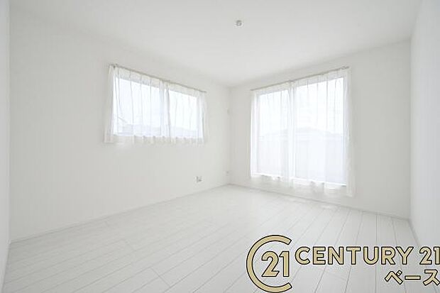 ■現地撮影写真■バルコニーに面した開放感のあるお部屋です!