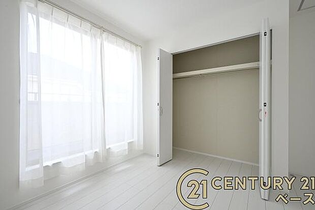 ■現地撮影写真■バルコニーに面した開放感のあるお部屋です!