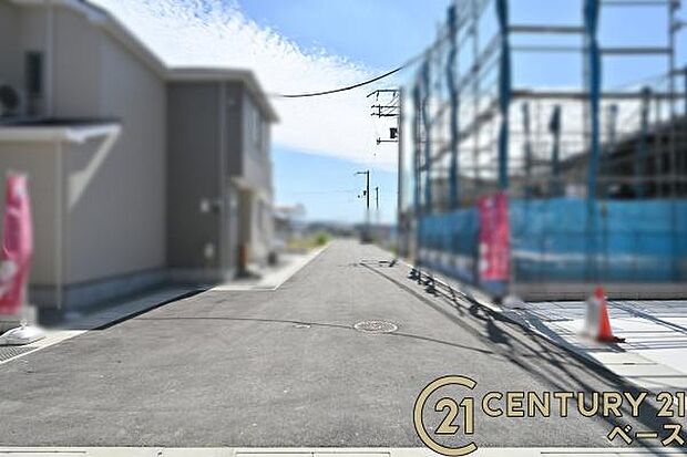 ■現地撮影写真■前面道路も広々としていて安心!
