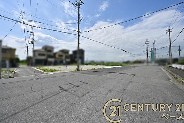 ■現地撮影写真■広々とした前面道路で駐車も楽々！