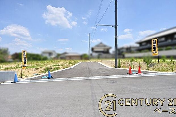 ■現地撮影写真■前面道路は広々開放的で駐車ラクラク！