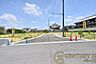 その他：■現地撮影写真■前面道路は広々開放的で駐車ラクラク！