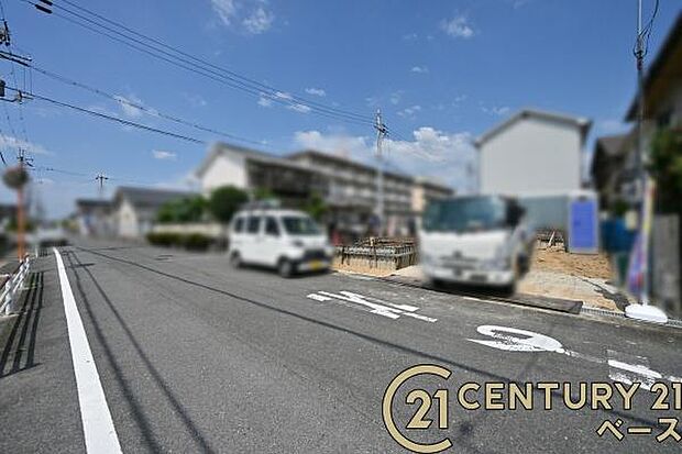 ■現地撮影写真■前面道路は7.7m以上あり広々としています!