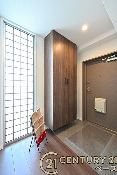 ■現地撮影写真■すっきりとした明るい玄関が家族やお客様を迎えてくれます！