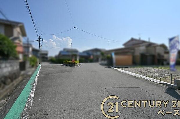 ■現地撮影写真■ 前面道路は5.8m以上と広くゆったりしています!