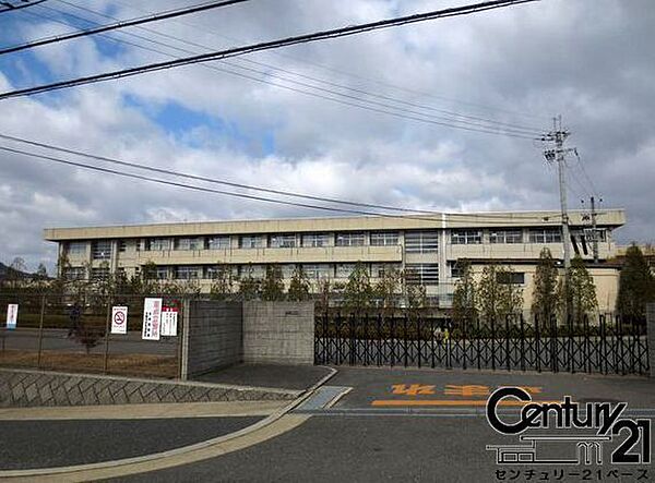 生駒市立大瀬中学校まで1800m