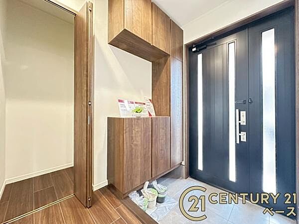 ■現地撮影写真■すっきりとした明るい玄関が家族やお客様を迎えてくれます！