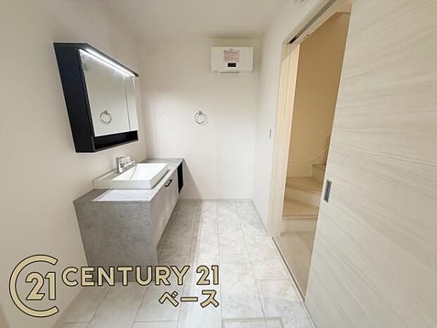 ■忙しい朝の身支度を快適にしてくれるゆとりのある広さです!