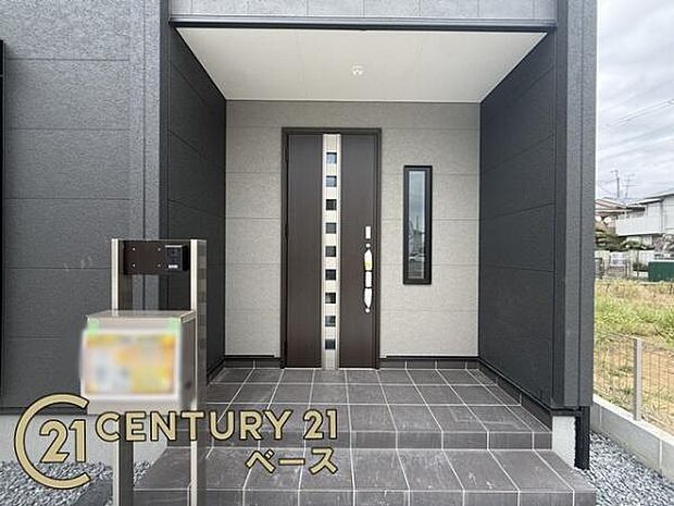 ■こちらがが外観から見た玄関となっております。