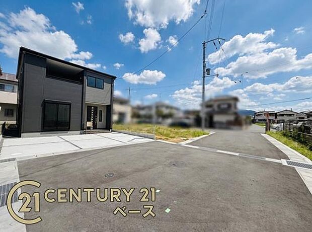 ■前面道路広々！車の出し入れも安心です！