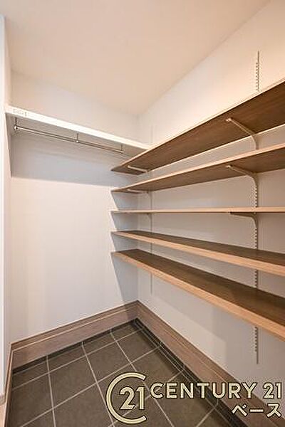 ■現地撮影写真■広々としたシューズクロークを完備！ベビーカーやゴルフバックなど、大きな荷物も楽々収納！