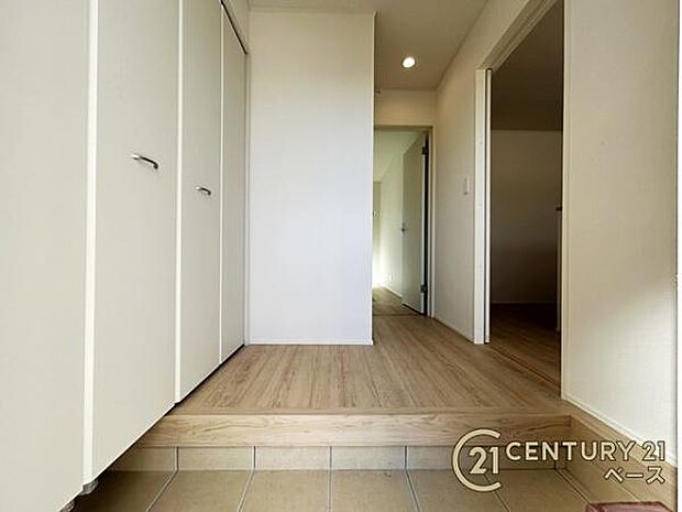 ■現地撮影写真■すっきりとした明るい玄関が家族やお客様を迎えてくれます！