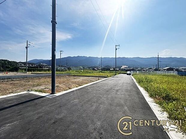 ■現地撮影写真■ 前面道路は6m以上と広くゆったりしています!