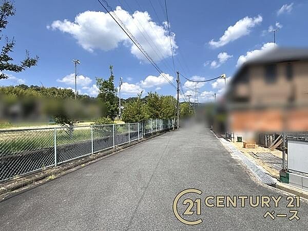 ■現地撮影写真■小学校まで徒歩圏内とお子様の通学も安心！