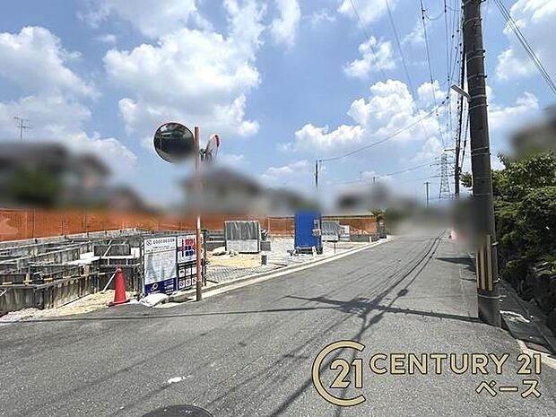 ■現地撮影写真■前面道路約6m以上でお車の出し入れも楽々!