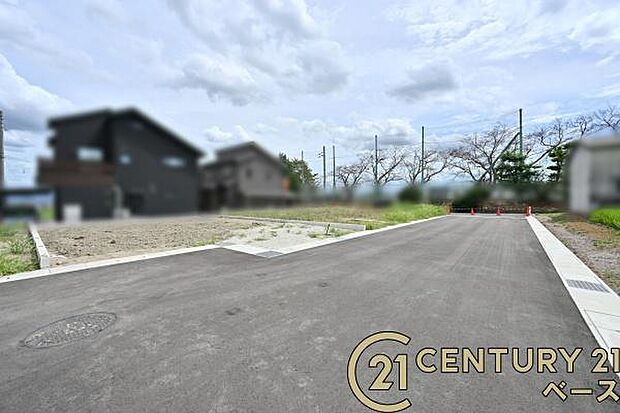 ■現地撮影写真■前面道路も広々としていて安心！